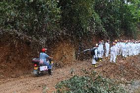 CHINA-GUANGXI-PLANE CRASH-VOLUNTEER RIDERS (CN)