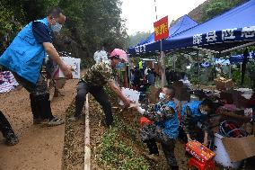 CHINA-GUANGXI-PLANE CRASH-VOLUNTEER RIDERS (CN)