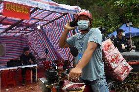 CHINA-GUANGXI-PLANE CRASH-VOLUNTEER RIDERS (CN)