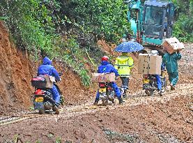 CHINA-GUANGXI-PLANE CRASH-VOLUNTEER RIDERS (CN)