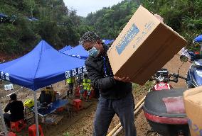 CHINA-GUANGXI-PLANE CRASH-VOLUNTEER RIDERS (CN)