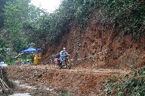 CHINA-GUANGXI-PLANE CRASH-VOLUNTEER RIDERS (CN)