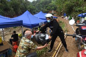 CHINA-GUANGXI-PLANE CRASH-VOLUNTEER RIDERS (CN)