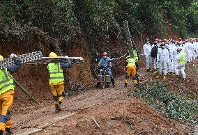 CHINA-GUANGXI-PLANE CRASH-VOLUNTEER RIDERS (CN)