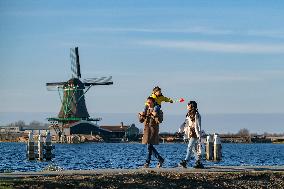 NETHERLANDS-ZAANDAM-ZAANSE SCHANS-WINDMILLS-SPRING