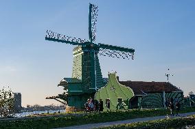 NETHERLANDS-ZAANDAM-ZAANSE SCHANS-WINDMILLS-SPRING
