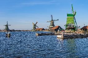 NETHERLANDS-ZAANDAM-ZAANSE SCHANS-WINDMILLS-SPRING