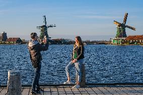 NETHERLANDS-ZAANDAM-ZAANSE SCHANS-WINDMILLS-SPRING