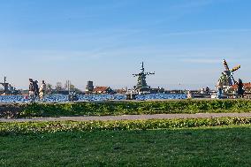 NETHERLANDS-ZAANDAM-ZAANSE SCHANS-WINDMILLS-SPRING