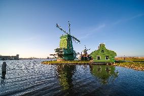NETHERLANDS-ZAANDAM-ZAANSE SCHANS-WINDMILLS-SPRING