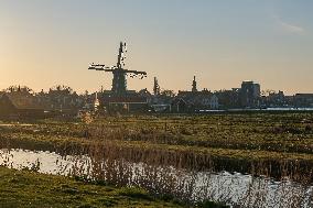 NETHERLANDS-ZAANDAM-ZAANSE SCHANS-WINDMILLS-SPRING