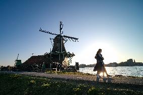 NETHERLANDS-ZAANDAM-ZAANSE SCHANS-WINDMILLS-SPRING