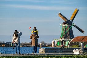 NETHERLANDS-ZAANDAM-ZAANSE SCHANS-WINDMILLS-SPRING
