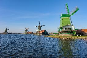 NETHERLANDS-ZAANDAM-ZAANSE SCHANS-WINDMILLS-SPRING