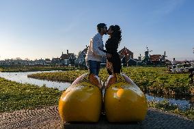 NETHERLANDS-ZAANDAM-ZAANSE SCHANS-WINDMILLS-SPRING