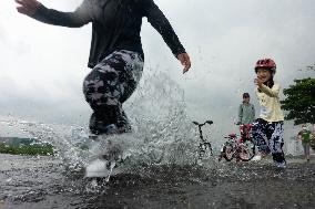 SINGAPORE-RAIN-CHILDREN-FUN