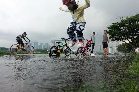 SINGAPORE-RAIN-CHILDREN-FUN