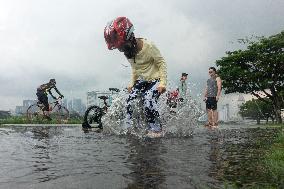 SINGAPORE-RAIN-CHILDREN-FUN