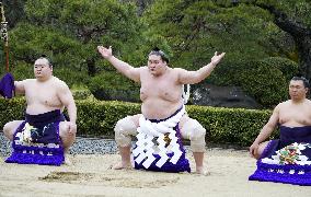 Sumo: Terunofuji performs ring-entering ritual