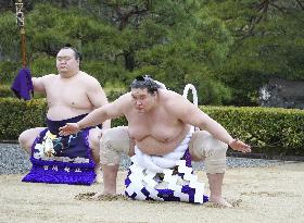 Sumo: Terunofuji performs ring-entering ritual