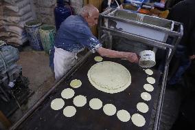 MIDEAST-HEBRON-RAMADAN-MARKET