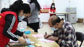 Xinhua Headlines: China boosts COVID-19 vaccination among the aged