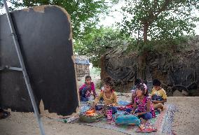 INDIA-NEW DELHI-MAKESHIFT SCHOOL-CHILDREN-SLUMS