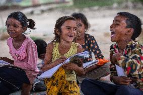 INDIA-NEW DELHI-MAKESHIFT SCHOOL-CHILDREN-SLUMS