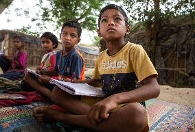 INDIA-NEW DELHI-MAKESHIFT SCHOOL-CHILDREN-SLUMS