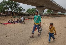 INDIA-NEW DELHI-MAKESHIFT SCHOOL-CHILDREN-SLUMS