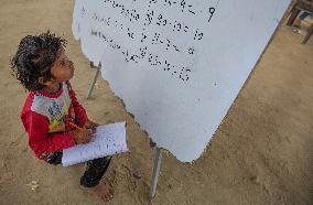 INDIA-NEW DELHI-MAKESHIFT SCHOOL-CHILDREN-SLUMS