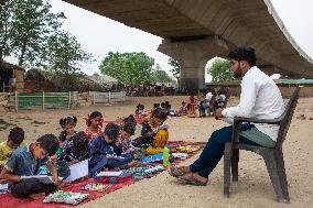 INDIA-NEW DELHI-MAKESHIFT SCHOOL-CHILDREN-SLUMS