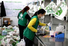 CHINA-SHANGHAI-COVID-19-ONLINE GROCERY PLATFORM-STAFF (CN)