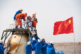 (EyesonSci)CHINA-SHENZHOU-13-RETURN (CN)
