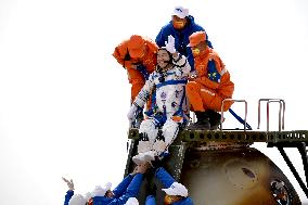 (EyesonSci)CHINA-SHENZHOU-13-RETURN (CN)