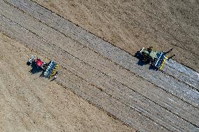 Xinhua Headlines: Unfazed by U.S. sanctions and smear campaign, Xinjiang farmers more enthusiastic about cotton farming