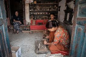NEPAL-LALITPUR-WOOD CARVING