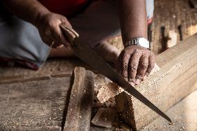 NEPAL-LALITPUR-WOOD CARVING