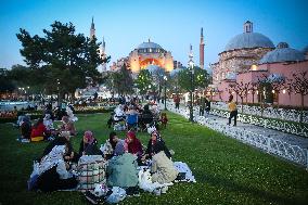 TURKEY-ISTANBUL-RAMADAN-IFTAR