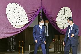 Ex-Japan PM Abe visits Yasukuni shrine