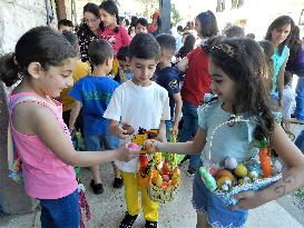 LEBANON-HASBAYA-EASTER-EGG TAPPING