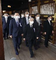 Japanese lawmakers visit war-linked Yasukuni shrine