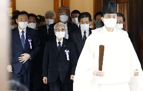 Japanese lawmakers visit war-linked Yasukuni shrine
