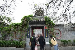 CHINA-BEIJING-ZHENGYANG BOOKSTORE-FOREIGNER-VOLUNTEERS (CN)