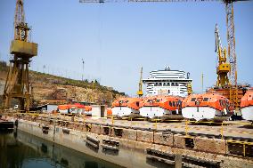 MALTA-VALLETTA-RED CHINA DOCK