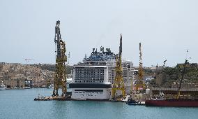 MALTA-VALLETTA-RED CHINA DOCK