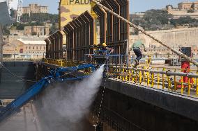 MALTA-VALLETTA-RED CHINA DOCK