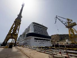 MALTA-VALLETTA-RED CHINA DOCK