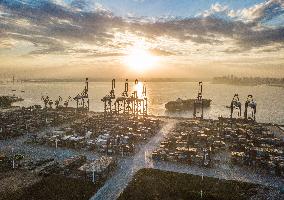 Xinhua Headlines: China rolls out unusual policy mix to sustain growth