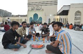 BANGLADESH-DHAKA-MASS-IFTAR-GATHERING